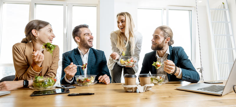 Repas en entreprise Groupe de personnes déguster un repas en entreprise